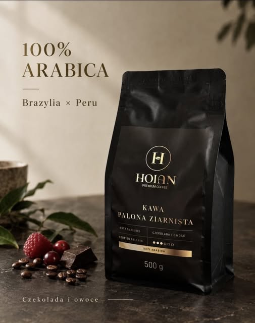 Opakowanie HOIAN Premium Coffee w otoczeniu ziaren, czekolady i owoców